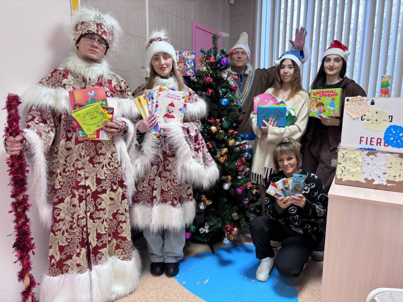 Волонтёрская инициатива «Рождественское чудо»: поздравление юных пациентов сургутских медицинских учреждений с новогодними праздниками