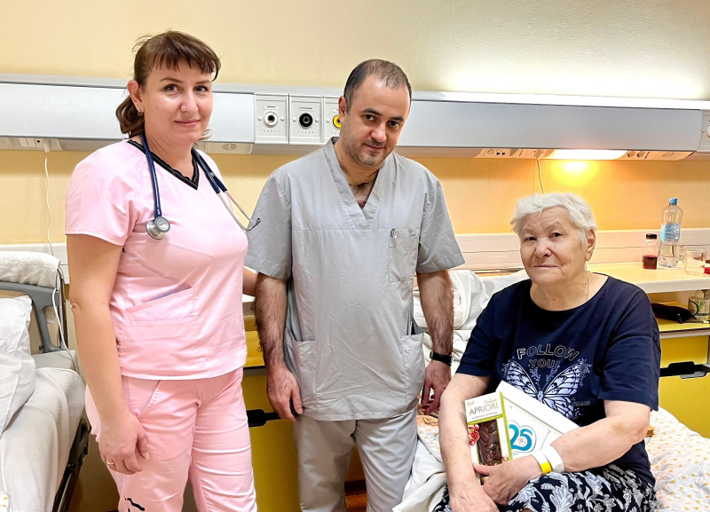 С 89-м днем рождения пациентку поздравил оперирующий ее хирург