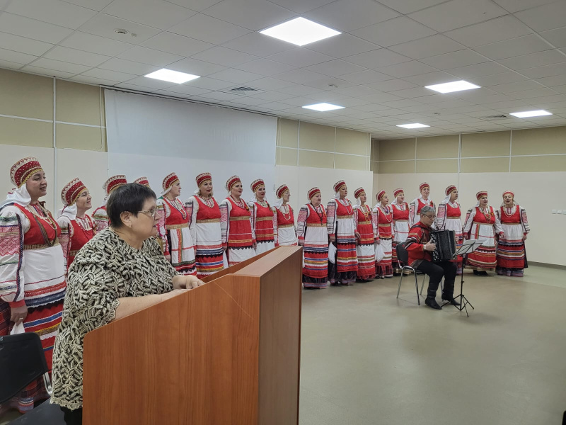 Народный самодеятельный хор русской песни «Покрова» выступил в онкологическом центре ОКБ
