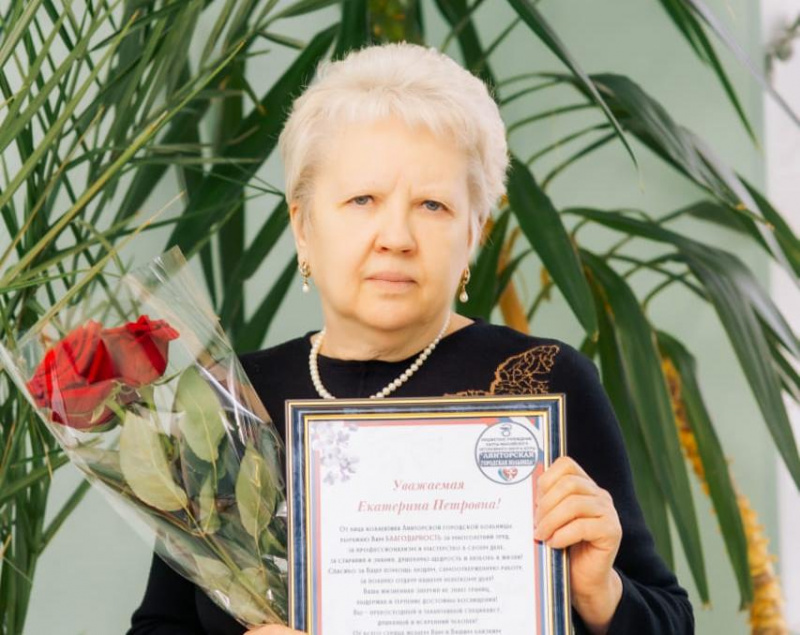 Лянторская больница проводила на пенсию дерматолога и фельдшера