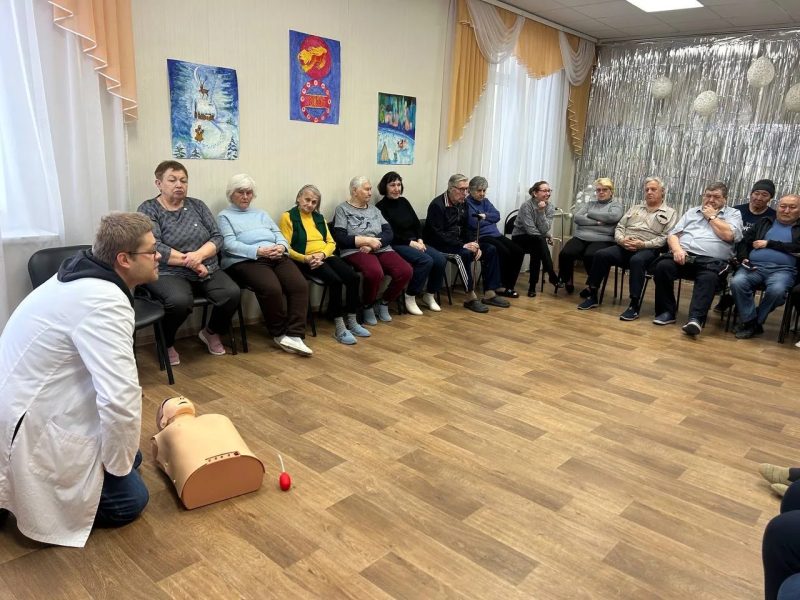 Волонтеры-медики проводят обучающие курсы по оказанию первой помощи