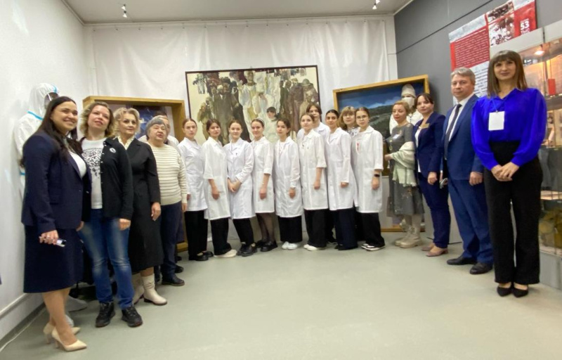 Солдаты в белых халатах