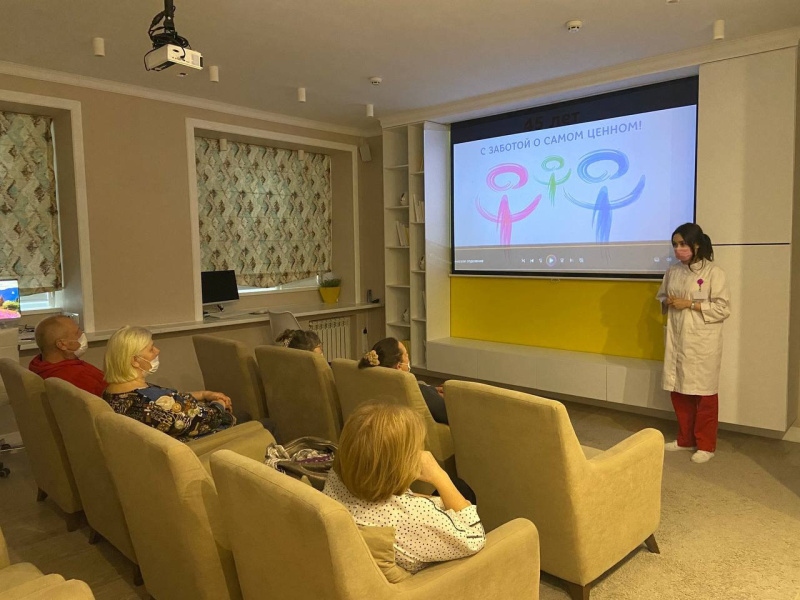 Родственники пациентов психоневрологической больницы посетили сеанс кинотерапии