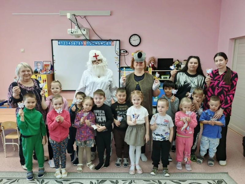 Сотрудники районной больницы провели образовательное мероприятие в детском саду поселка Луговской в преддверии Дня стоматолога