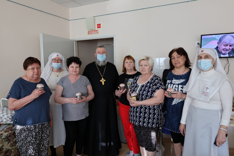 Пациентов окружной клинической больницы Ханты-Мансийска поздравили со Светлым Христовым Воскресением