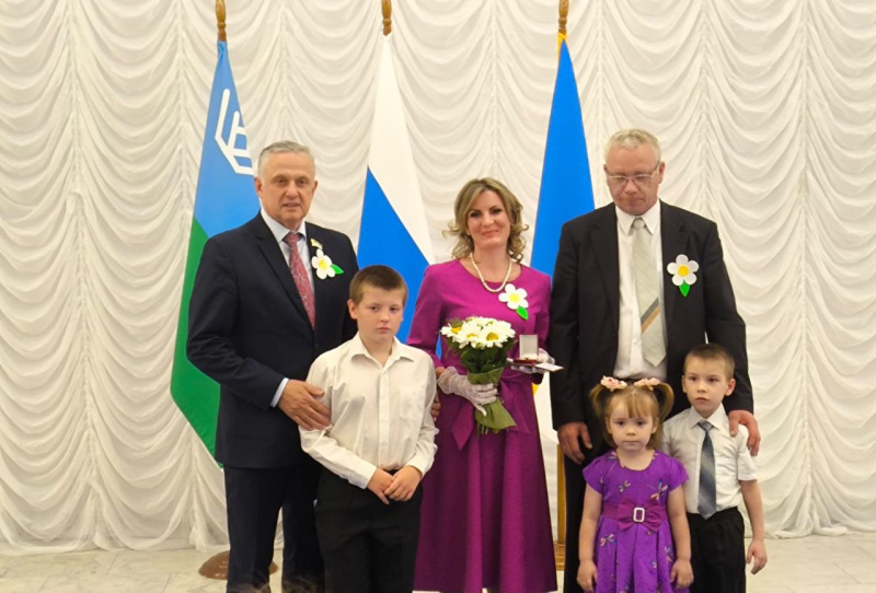 Семью Поповых наградили знаком «Родительская слава» города Нижневартовска