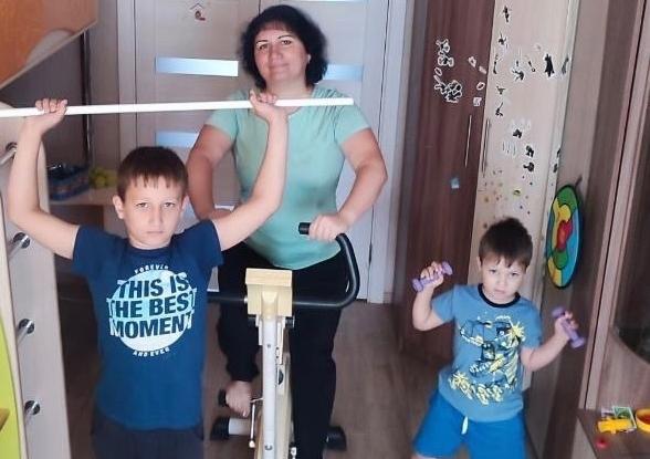 Со спортом дома и на свежем воздухе   
