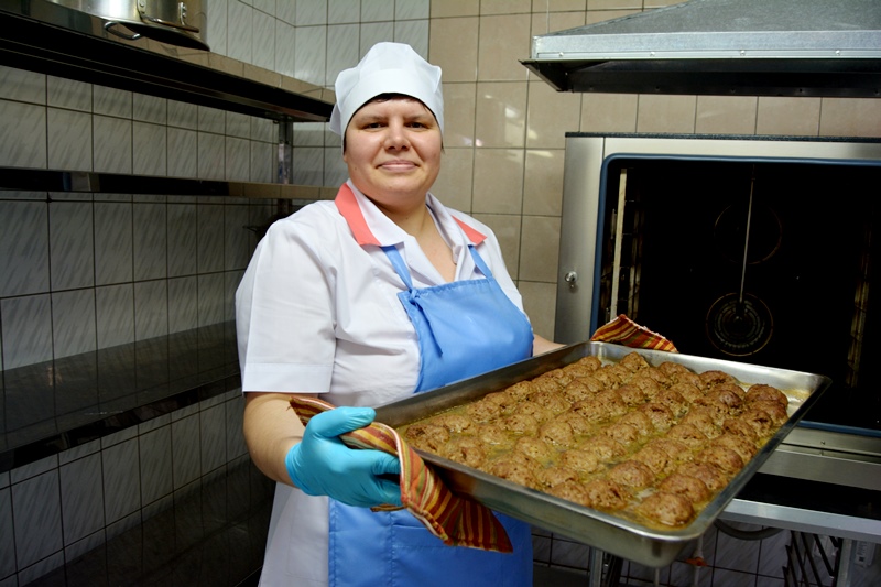 Кухонный работник в детский сад. Повара пищеблока. Работник пищеблока. Персонал пищеблока. Повариха.