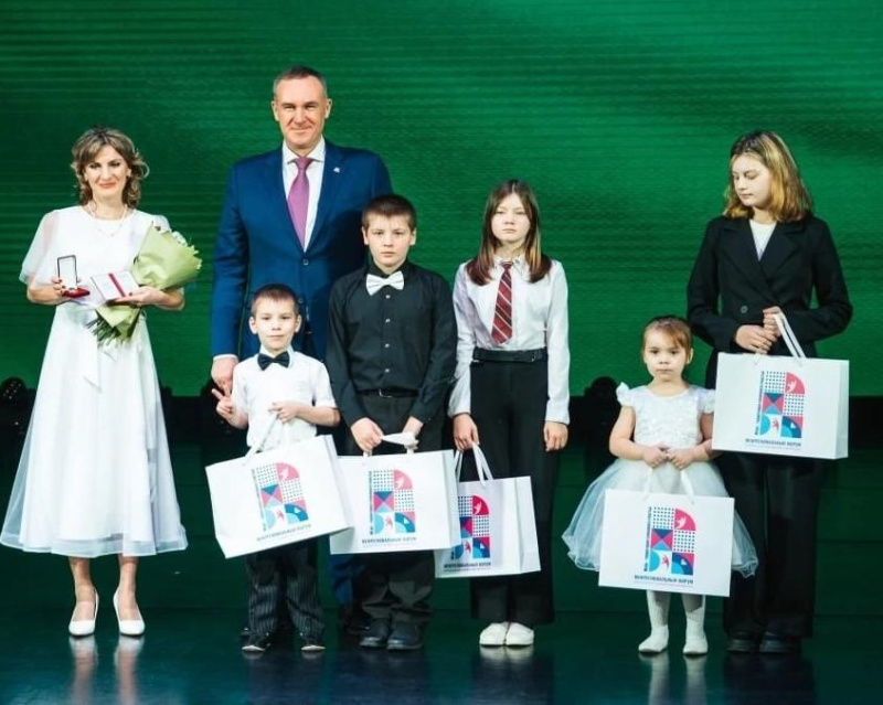 Врач-рентгенолог, многодетная мама Надежда Попова, удостоена медали «Материнская слава Югры»