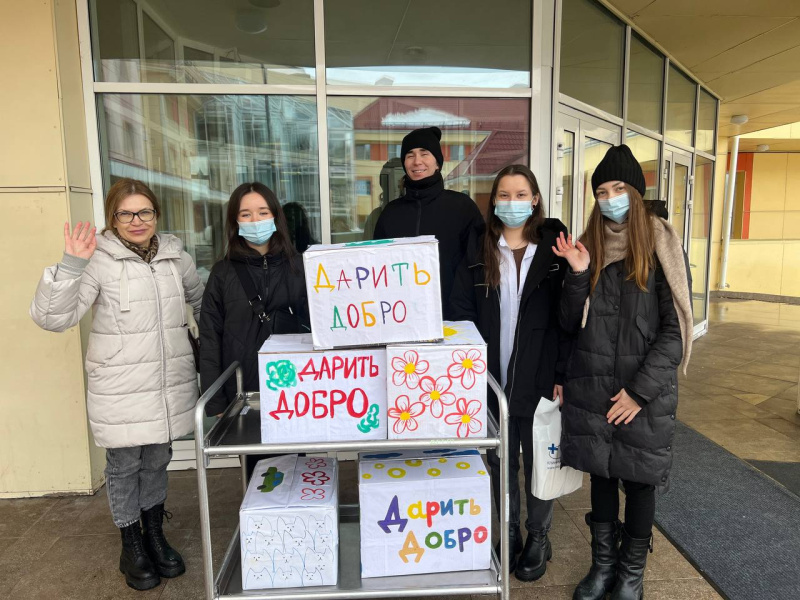 Коробки добра – маленьким пациентам! Студенты ЮГУ пришли в детское отделение с подарками