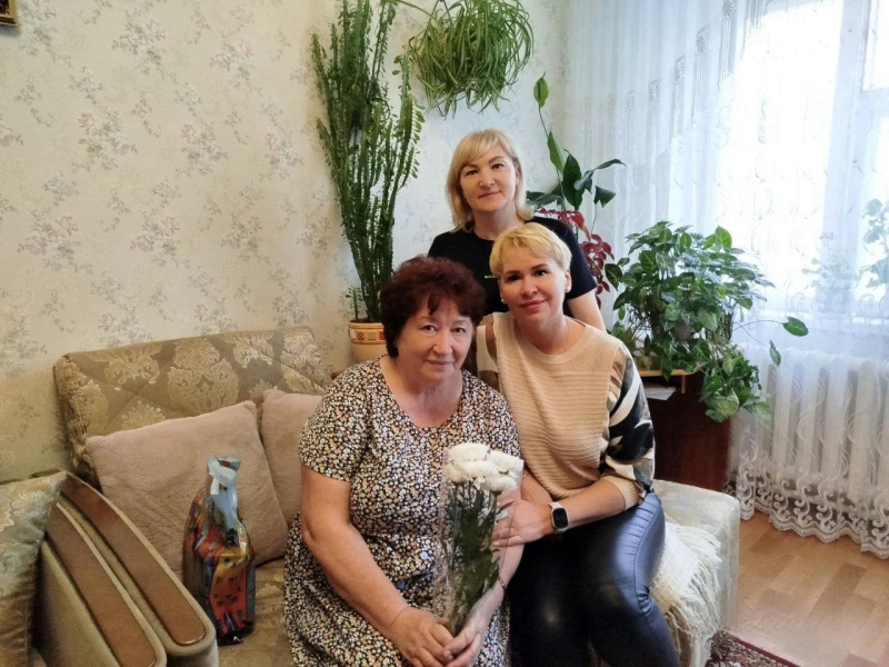 Нижневартовская городская поликлиника продолжает навещать своих ветеранов