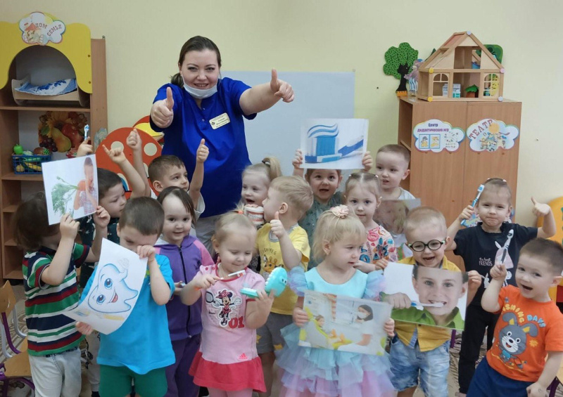 Врач-стоматолог АУ "Советская районная больница" провела с воспитанниками детского сада обучающее занятие по гигиене полости рта