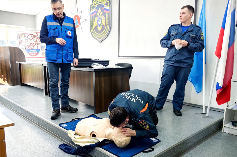 Делясь опытом: заведующий отделением скорой помощи провел занятия с сотрудниками МЧС