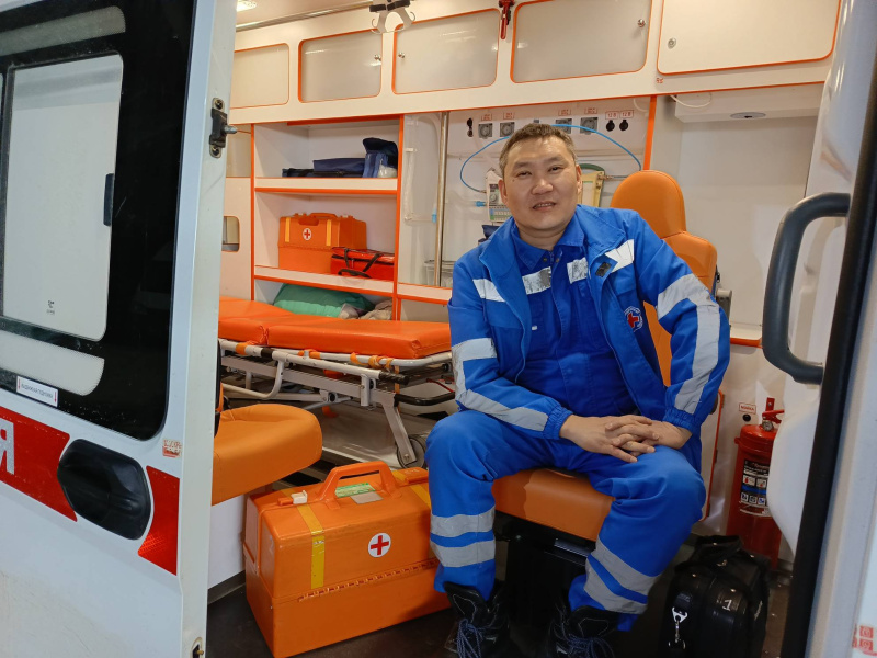 Слаженные действия бригады скорой помощи спасли жизнь пациенту с острым инфарктом в Когалыме