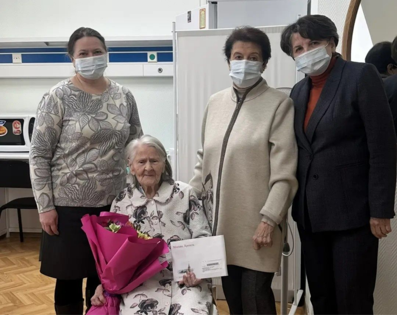 С цветами, теплом и письмом от Президента: в ХМКПНБ поздравили труженицу тыла с 95-ти летием!