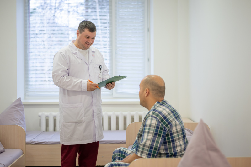 «Счет идет на часы»: врачи психоневрологической больницы спасли пациента с отравлением