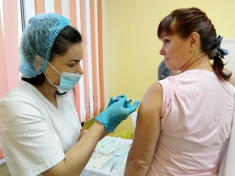 Пора готовиться к сезону простуд, медработники начинают с себя