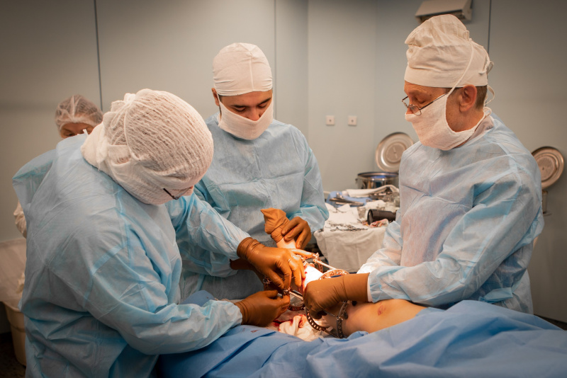 Врачи детской больницы помогают подростку с редкой болезнью