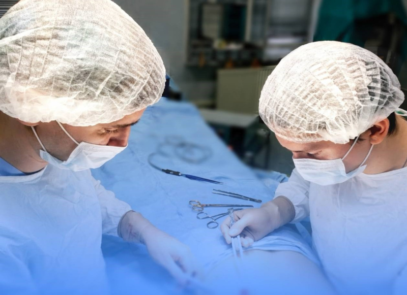 Пациента с тяжелой бытовой травмой области живота спасли в травмбольнице