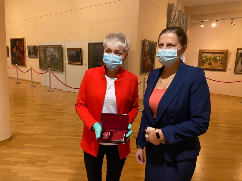Награда медицинской сестре окружной клиники Ханты-Мансийска Награда медицинской сестре окружной клиники Ханты-Мансийска
