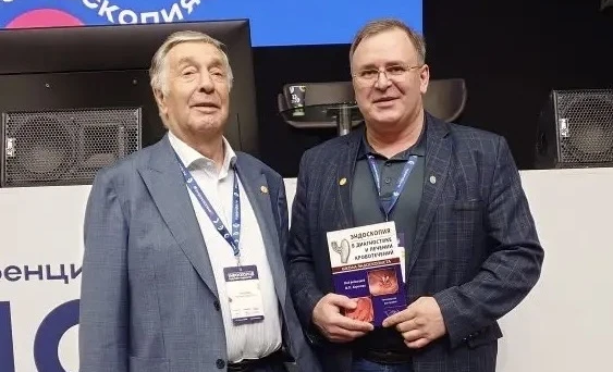 Заведующий эндоскопическим отделением больницы выступил на большой медицинской конференции