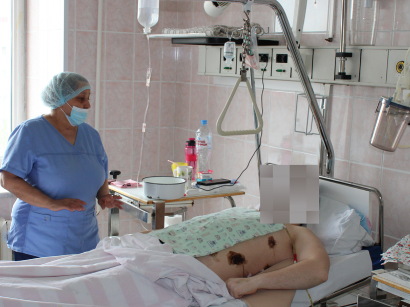 В Сургутской травмбольнице спасли пациента с четырьмя ножевыми ранениями, в том числе сердца и лёгкого