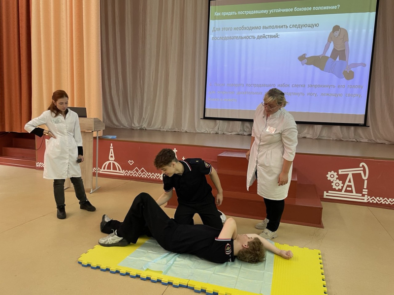 В Мегионе школьникам показали, как правильно оказывать первую помощь