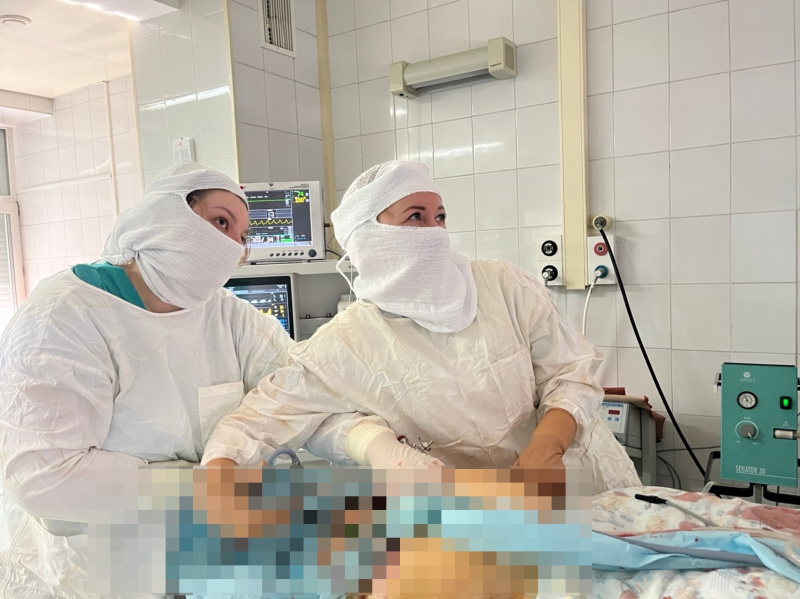 Врачи сургутской городской больницы прооперировали пациентку со сложной кистой