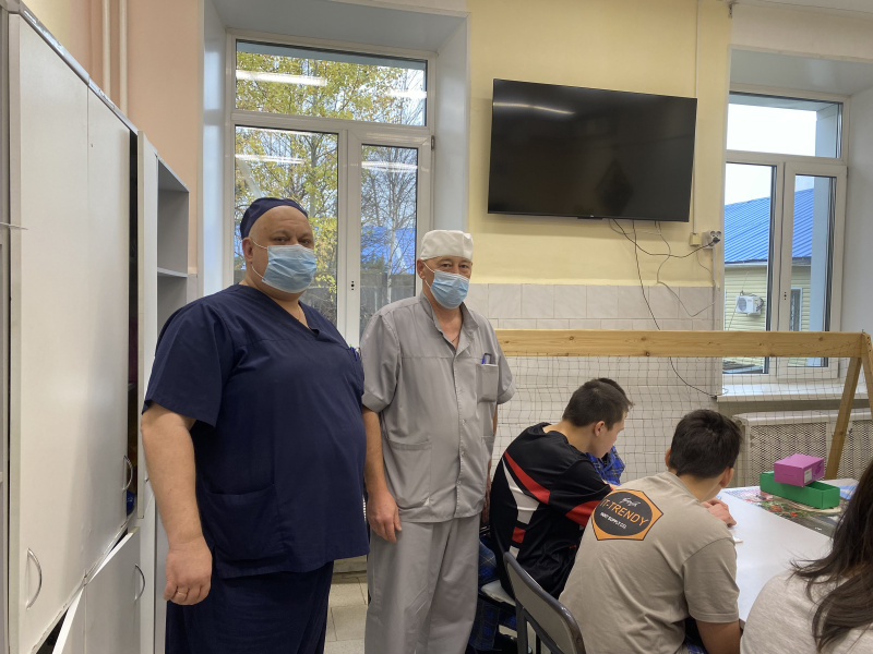Юные пациенты психоневрологической больницы приняли участие в выставке рисунков и литературной викторине