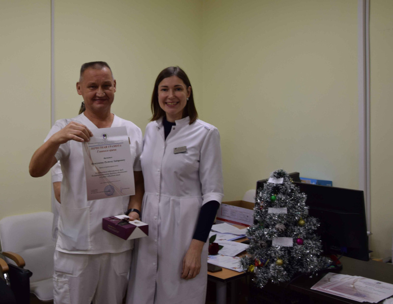 В БУ «Няганская городская поликлиника» вручили благодарственные письма юбилярам 2024 года