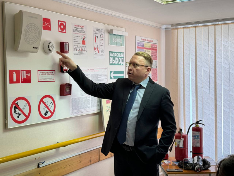 Новые сотрудники начали свою работу в поликлинике с инструктажа по безопасности на рабочем месте