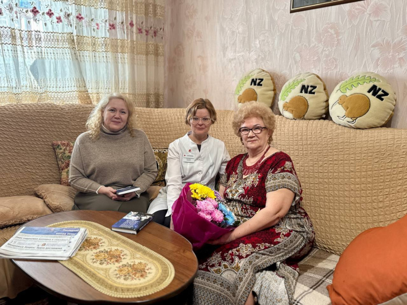 «Жизнь — это и есть главное путешествие»: главный врач поликлиники посетила ветерана учреждения