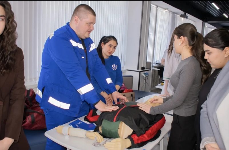 Сотрудники Радужной городской больницы приняли участие во Всероссийской ярмарке трудоустройства "Работа России. Время возможностей"