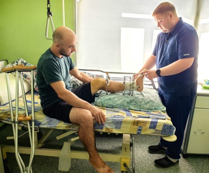 Строил баню – едва не остался инвалидом. В Сургуте экстренно спасали ногу мужчине, поранившемуся болгаркой