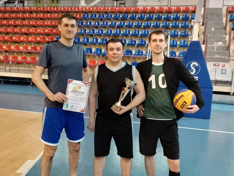 Врачи поликлиники №2 Сургута победили в соревнованиях по баскетболу