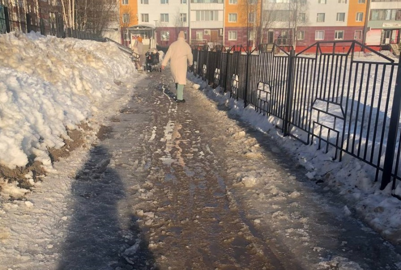 Особо опасны утренние и вечерние часы, когда лужи на тротуарах и ступенях покрыты льдом....