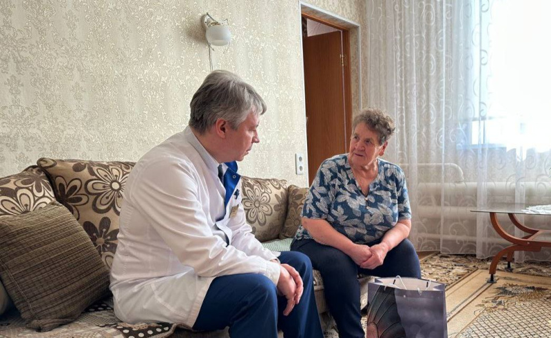 Главный врач югорской больницы посетил ветеранов